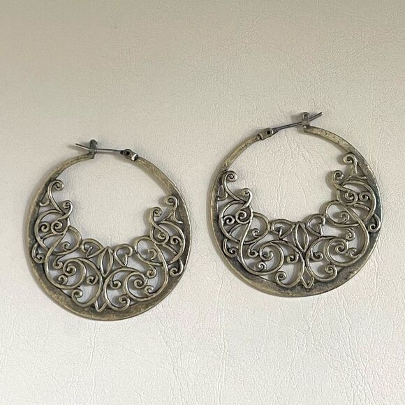 Brass colored hoops with design - Picture 1 of 9